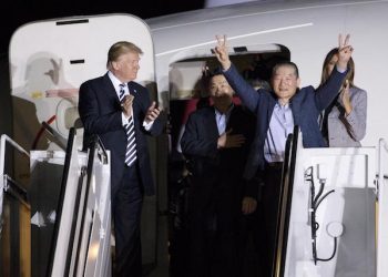 epa06724573 US President Donald J. Trump (L) greets US detainees who were released by North Korea; Kim Dong-Chul (R) and Tony Kim (C), at Joint Base Andrews, Maryland, USA, 10 May 2018. The detainees were released by North Korea in a good will gesture ahead of a planned summit between Trump and Kim Yong Un.  EPA/MICHAEL REYNOLDS