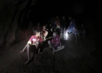 epa06859102 An undated handout photo released by Royal Thai Army on 03 July 2018 shows the missing 13 young members of a youth soccer team including their coach, moments they were found inside the cave complex at Tham Luang cave in Khun Nam Nang Non Forest Park, Chiang Rai province, Thailand. Chiang Rai provincial Governor Narongsak Osatanakorn said on 02 July that all of 13 young members of a youth soccer team including their coach have been  found alive in the cave.  EPA/ROYAL THAI ARMY HANDOUT  HANDOUT EDITORIAL USE ONLY/NO SALES