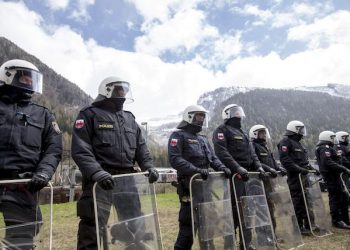 epa05275300 Riot Austrian police line up to face protesters (not pictured) during a rally against the Austrian government's planned re-introduction of border controls at the Brenner Pass, Austria, 24 April 2016. Austrian and Tyrolean authorities announced they will reinstate border controls along Austrian's border crossings with Italy in order to stem the influx of migrants.  EPA/JAN HETFLEISCH