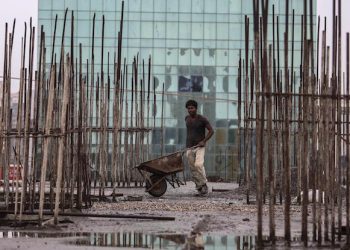 epa04321264 An Indian labourer works at a construction site in Mumbai, India, 18 July 2014. While presenting the 2014-15 budget, Finance Minister Jaitley said that around 661,5 million US dollars were allocated for low-cost housing and Real Estate Investment Trusts (REITs) would soon be allowed.  EPA/DIVYAKANT SOLANKI