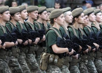 epa06960799 Female servicemen of Ukrainian army attend a rehearsal of military parade in downtown Kiev, Ukraine, 20 August 2018. Soldiers took part in rehearsal for the military parade which will be held to mark the Independence Day of Ukraine on 24 August.  EPA/STEPAN FRANKO