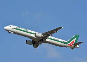 Aereo Alitalia in fase di decollo all'aeroporto di Fiumicino, 13 ottobre 2018. 
ANSA/ Telenews