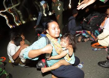 epa07061397 A mother and her baby wait to depart on a military plane at Mutiara Sis Al Jufri Airport in Palu, Central Sulawesi, Indonesia, 01 October 2018. According to reports, at least 844 people have died as a result of a series of powerful earthquakes that hit central Sulawesi on 28 September 2018 and triggered a tsunami.  EPA/HOTLI SIMANJUNTAK