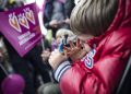 Un momento della manifestazione a Piazza del Popolo organizzata delle associazioni lgbt, la manifestazione, dopo l'approvazione al Senato del ddl Cirinn‡, punta a richiedere pi˘ diritti per le coppie omosessuali. Roma, 5 marzo 2016. ANSA/MASSIMO PERCOSSI