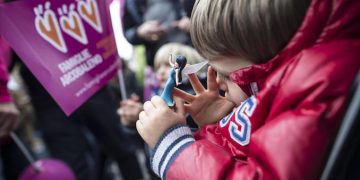 Un momento della manifestazione a Piazza del Popolo organizzata delle associazioni lgbt, la manifestazione, dopo l'approvazione al Senato del ddl Cirinn‡, punta a richiedere pi˘ diritti per le coppie omosessuali. Roma, 5 marzo 2016. ANSA/MASSIMO PERCOSSI