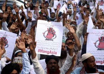 epa05584281 Supporters of Islamic group Tehrik Labaik Ya RasoolAllah, shout slogans during a protest against Asia bibi, a Christian women convicted of blasphemy, in Karachi, Pakistan, 14 October 2016. Dozens of Islamists gathered in Karachi to demand implementation of court's sentences given to Asia bibi, a Christian women on a death row for blasphemy.  EPA/SHAHZAIB AKBER