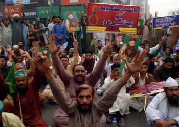 epa07132840 Supporters of Islamic political party Tehrik Labaik Ya RasoolAllah (TLP) hold a placard reading in Urdu 'Hang Asia Bibi' as they protest after the Supreme Court acquitted Asia Bibi, a Christian accused of blasphemy, in Faisalabad, Pakistan, 31 October 2018. The Supreme Court of Pakistan on 31 October acquitted Asia Bibi, a Christian accused of blasphemy, and annulled her death sentence for allegedly insulting the Prophet Muhammad in 2009, amid threats from Islamist groups demanding her execution.  EPA/ILYAS SHEIKH