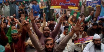 epa07132840 Supporters of Islamic political party Tehrik Labaik Ya RasoolAllah (TLP) hold a placard reading in Urdu 'Hang Asia Bibi' as they protest after the Supreme Court acquitted Asia Bibi, a Christian accused of blasphemy, in Faisalabad, Pakistan, 31 October 2018. The Supreme Court of Pakistan on 31 October acquitted Asia Bibi, a Christian accused of blasphemy, and annulled her death sentence for allegedly insulting the Prophet Muhammad in 2009, amid threats from Islamist groups demanding her execution.  EPA/ILYAS SHEIKH