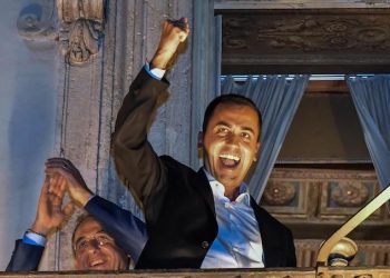 Italian Deputy Prime Minister Luigi Di Maio celebrates on a balcony of Chigi Palace at the end of the Council of Ministers who approved the DEF (Economic planning) in Rome, Italy, 27 September 2018.
ANSA/ALESSANDRO DI MEO