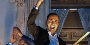 Italian Deputy Prime Minister Luigi Di Maio celebrates on a balcony of Chigi Palace at the end of the Council of Ministers who approved the DEF (Economic planning) in Rome, Italy, 27 September 2018.
ANSA/ALESSANDRO DI MEO