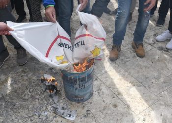 Un momento della protesta dei No Tap sul lungomare di San Foca, Melendugno (Lecce), 28 ottobre 2018. Alcuni attivisti che partecipano alla manifestazione hanno bruciato le proprie tessere elettorali e le foto che ritraevano i volti dei parlamentari del M5S eletti in Salento, compresa quella del ministro del Sud, Barbara Lezzi, e il simbolo del Movimento pentastellato. ANSA/CLAUDIO LONGO