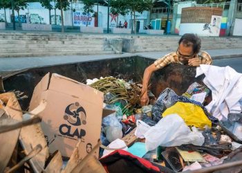 epa07016104 A man looks for food in a dumpster in Caracas, Venezuela, 12 September 2018. Economic activity in Venezuela has been reduced by 50.61 percent since President Nicolas Maduro took office in 2013 according to the Finance Commission of the National Assembly.  EPA/MIGUEL GUTIERREZ