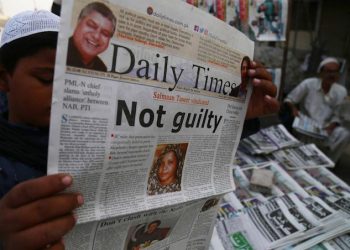 epa07134591 People read the newspapers carrying front page news of the acquittal of Asia Bibi, a Christian accused of blasphemy, a day after Surpeme Court annulled her death sentence for allegedly insulting the Prophet Muhammad in 2009, in Karachi, Pakistan, 01 November 2018. Radical Islamist groups protested on 01 November, in a number of Pakistan cities against the Supreme Court's decision to overturn the death sentence of Christian woman Asia Bibi, who had been convicted in 2010 of blasphemy.  EPA/SHAHZAIB AKBER