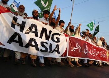 epa07141505 Supporters of Islamic political party Jamat-e-Islami during a protest after the Supreme Court acquitted Asia Bibi, a Christian accused of blasphemy, in Karachi, Pakistan, 04 November 2018. Radical Islamist has been protesting in a number of Pakistan cities against the Supreme Court's decision to overturn the death sentence of Christian woman Asia Bibi, who had been convicted in 2010 of blasphemy.  EPA/SHAHZAIB AKBER