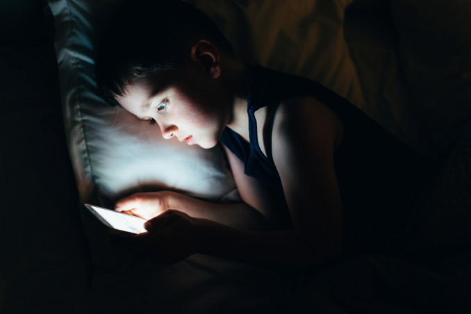 Sfuriata contro i genitori che danno lo smartphone ai bambini