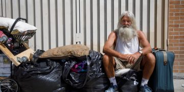 Un homeless per le strade di Los Angeles