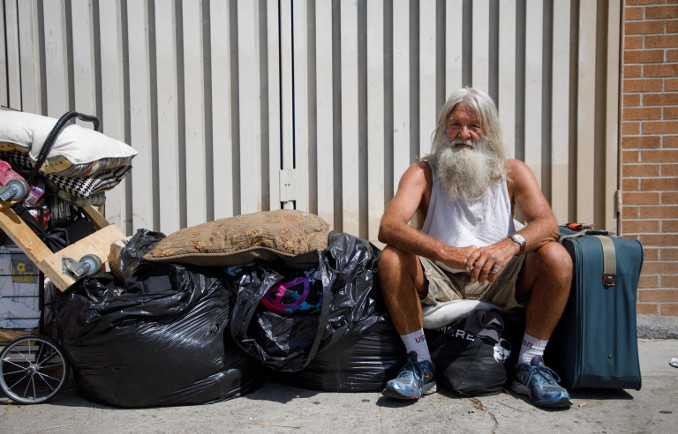 Un homeless per le strade di Los Angeles