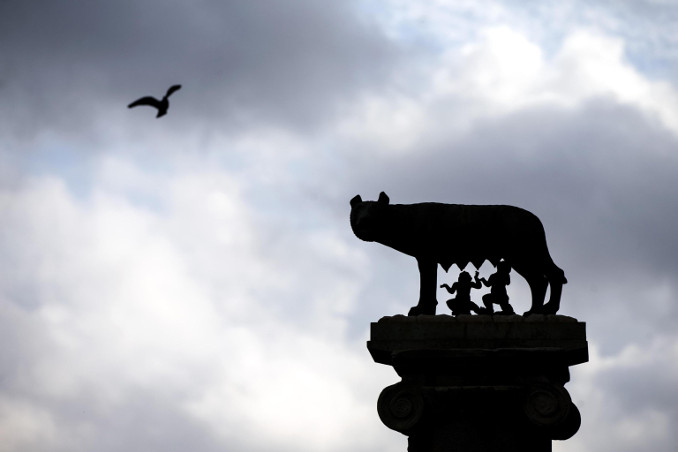 La statua della Lupa Capitolina all'esterno del Campidoglio a Roma