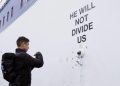 “He will not divide us”, installazione anti-Trump realizzata dall’attore Shia LaBeouf al Museum of the Moving Image di Astoria, New York
