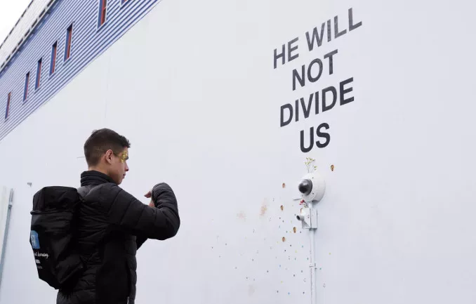 “He will not divide us”, installazione anti-Trump realizzata dall’attore Shia LaBeouf al Museum of the Moving Image di Astoria, New York