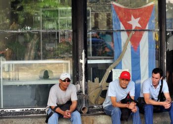 epa02516121 A group of men wait for the bus in Havana, Cuba, on 04 January 2011. Reports state that the first layoffs have begun in the communist government's program to cut the jobs of 500,000 state workers. Cuban state-run media quotes Salvador Valdes as saying the initial layoffs are occurring in the sugar, agriculture, tourism, health and construction sectors. The layoffs are to affect 10 per cent of Cuba's government work force and are supposed to finish by March 2011. The job cuts are aimed at slashing government expenditures.  EPA/ALEJANDRO ERNESTO