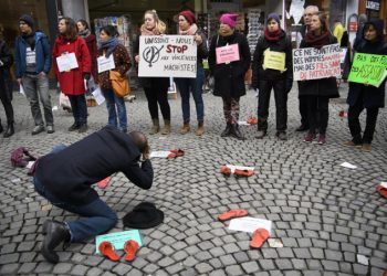 Protesta del movimento #MeToo in Francia contro le molestie sessuali