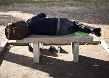 Un uomo dorme su una panchina nel parco di Colle Oppio a Roma, 17 ottobre, 2011. Secondo il nuovo rapporto Caritas Italiana e Fondazione Zancan, i poveri in Italia sarebbero in aumento.
ANSA / GUIDO MONTANI