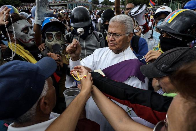 Venezuela. «Anche la Chiesa è in crisi: preti senza fondi e mancano le Bibbie»