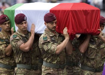 II feretro del primo caporal maggiore David Tobini, ucciso lunedi' scorso in uno scontro a fuoco in Afghanistan, arriva nella Basilica di Santa Maria degli Angeli a Roma per i funerali oggi, 27 Luglio 2011. ANSA//SERENA CREMASCHI