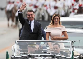 epa07257313 Brazilian President-elect Jair Bolsonaro (L) and wife Michele (R) head to the Planalto Palace on a Rolls Royce, for a ceremony in which Bolsonaro will receive the presidential band from his predecessor, Michel Temer, in Brasilia, Brazil, 01 January 2019 A far-right president leads the biggest Latin America democracy for first time since the end of military rule (1964-1985). Bolsonaro defeated candidate Fernando Haddad in the runoff, held last October, receiving 55 percent of the vote.  EPA/ANTONIO LACERDA