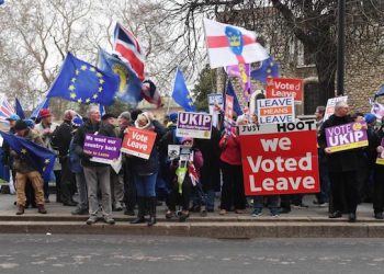 epa07287204 Pro and anti Brexit supporters outside of the Houses of Parliament  London, Britain, 15 January 2019. Parliamentarians are voting on the postponed Brexit EU Withdrawal Agreement, commonly known as The Meaningful Vote, deciding on Britain's future relationship with the European Union.  EPA/FACUNDO ARRIZABALAGA