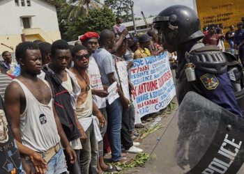 epa07300812 Supporters of DR Congo's President-elect Felix Tshisekedi face with a police officer as they protest outside the constitutional court examining an appeal from a runner-up candidate Martin Fayulu, who is disputing the results of fraught elections, in Kinshasa, the Democratic Republic of the Congo, 19 January 2019. Tshisekedi's party rejected the unprecedented request by African Union to delay the announcement of the final result, as the court is set to give a ruling on late 19 January.  EPA/HUGH KINSELLA CUNNINGHAM