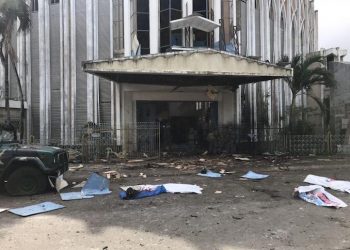 epa07323333 Covered bodies lie on the ground in front of a church following two explosions in Jolo city, Sulu, Philippines, 27 January 2018. According to reports, at least 21 people were killed and 71 others were injured after two bombs exploded outside a cathedral in the city Jolo.  EPA/PEEWEE BACUNO BEST QUALITY AVAILABLE