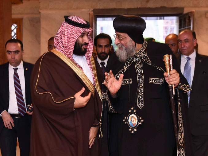 Il principe saudita Mohammad Bin Salman con il papa copto Tawadros II al Cairo