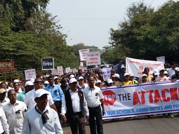 India, estremisti indù devastano scuola cattolica. La protesta dei cristiani