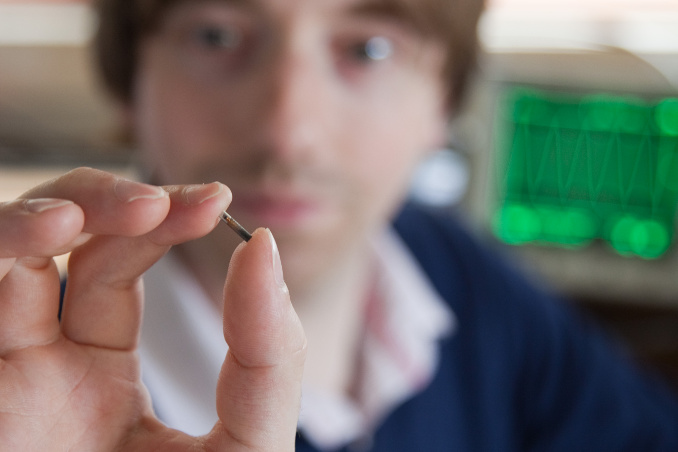 Mark Gasson con il microchip che si è impiantato nella mano - Foto Paul Hughes