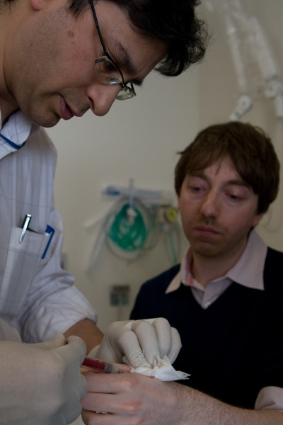 L'impianto del microchip nella mano di Mark Gasson - Foto Paul Hughes