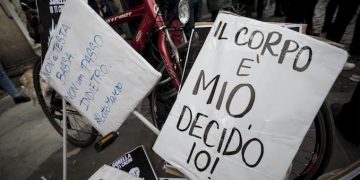 La manifestazione organizzata dal collettivo femminista "Non una di meno" in occasione del 8 marzo festa delle donne a piazza Madonna di Loreto, 8 marzo 2018 a Roma. ANSA/MASSIMO PERCOSSI