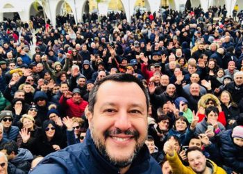Selfie di Matteo Salvini tra la folla a Matera