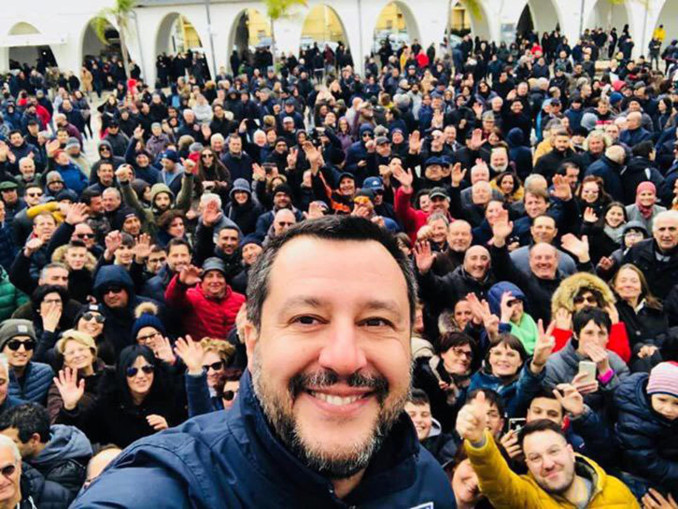 Selfie di Matteo Salvini tra la folla a Matera