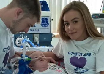 Tom e Kate Evans con loro figlio Alfie all'Alder Hey Hospital di Liverpool pochi mesi prima di morire