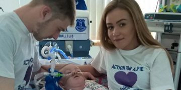 Tom e Kate Evans con loro figlio Alfie all'Alder Hey Hospital di Liverpool pochi mesi prima di morire