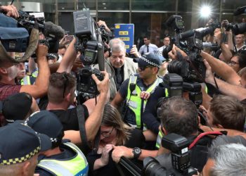 Il cardinale George Pell all'uscita dal tribunale di Melbourne, Australia, dopo la condanna per abusi