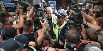 Il cardinale George Pell all'uscita dal tribunale di Melbourne, Australia, dopo la condanna per abusi