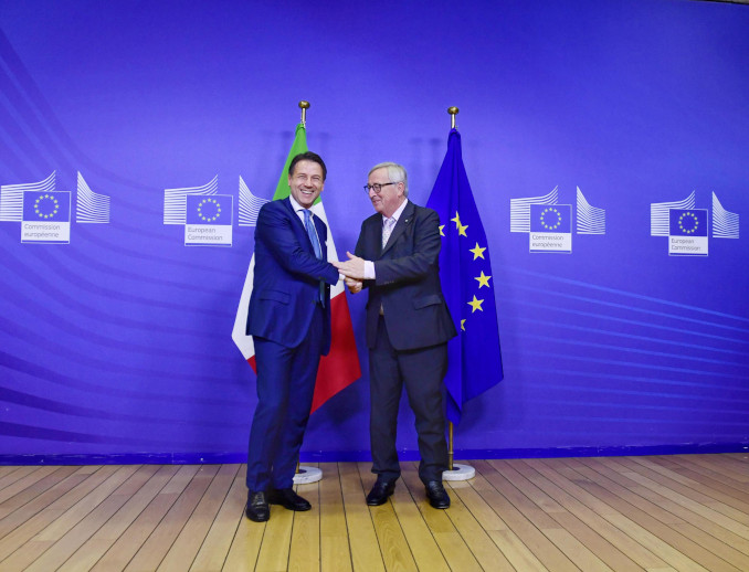 Il premier Giuseppe Conte con il presidente della Commisione Ue Jean-Claude Juncker