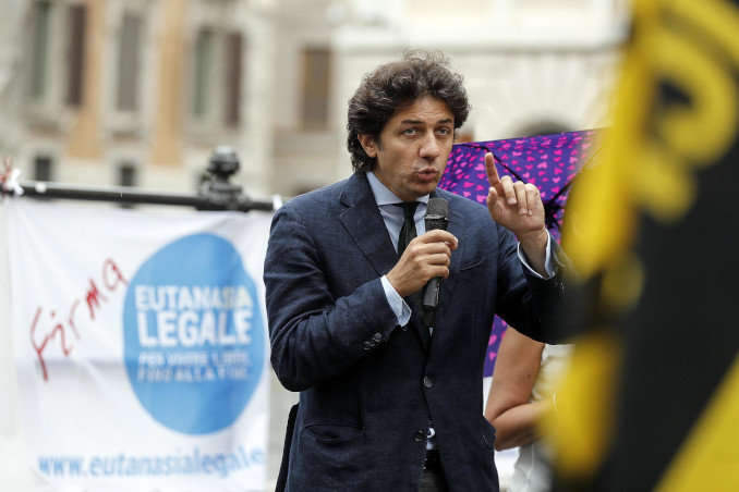 Marco Cappato raccoglie firme per la legalizzazione dell'eutanasia