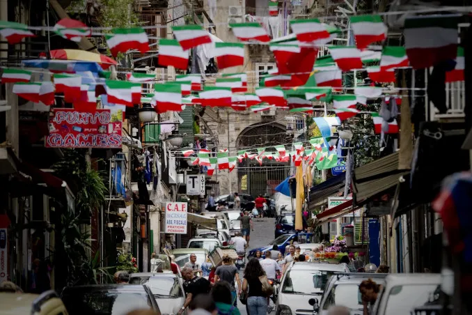 Scorci di una via dei Quartieri spagnoli a Napoli