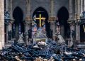 La croce all'interno di Notre-Dame risparmiata dall'incendio