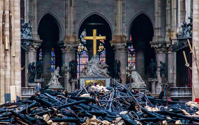 La croce all'interno di Notre-Dame risparmiata dall'incendio