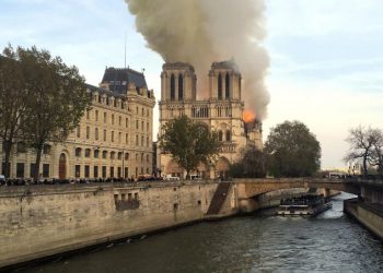 Il tetto di Notre-Dame in fiamme